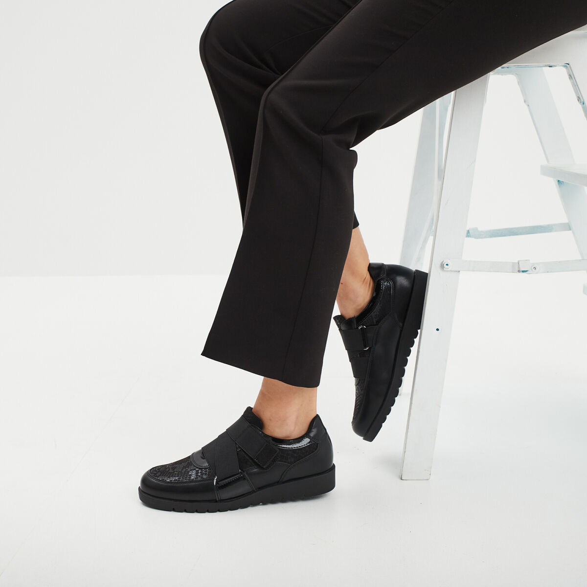 Tennis basses pied large Confortissimo noir femme
