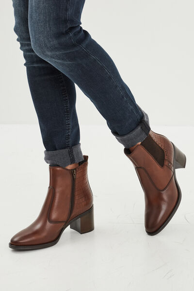 Bottines à talons avec clous en cuir marron femme