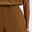 Pantalon effet gaufr&eacute; fluide beige femme