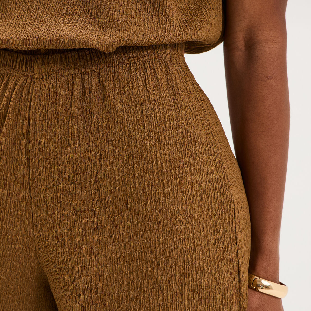 Pantalon effet gaufr&eacute; fluide beige femme