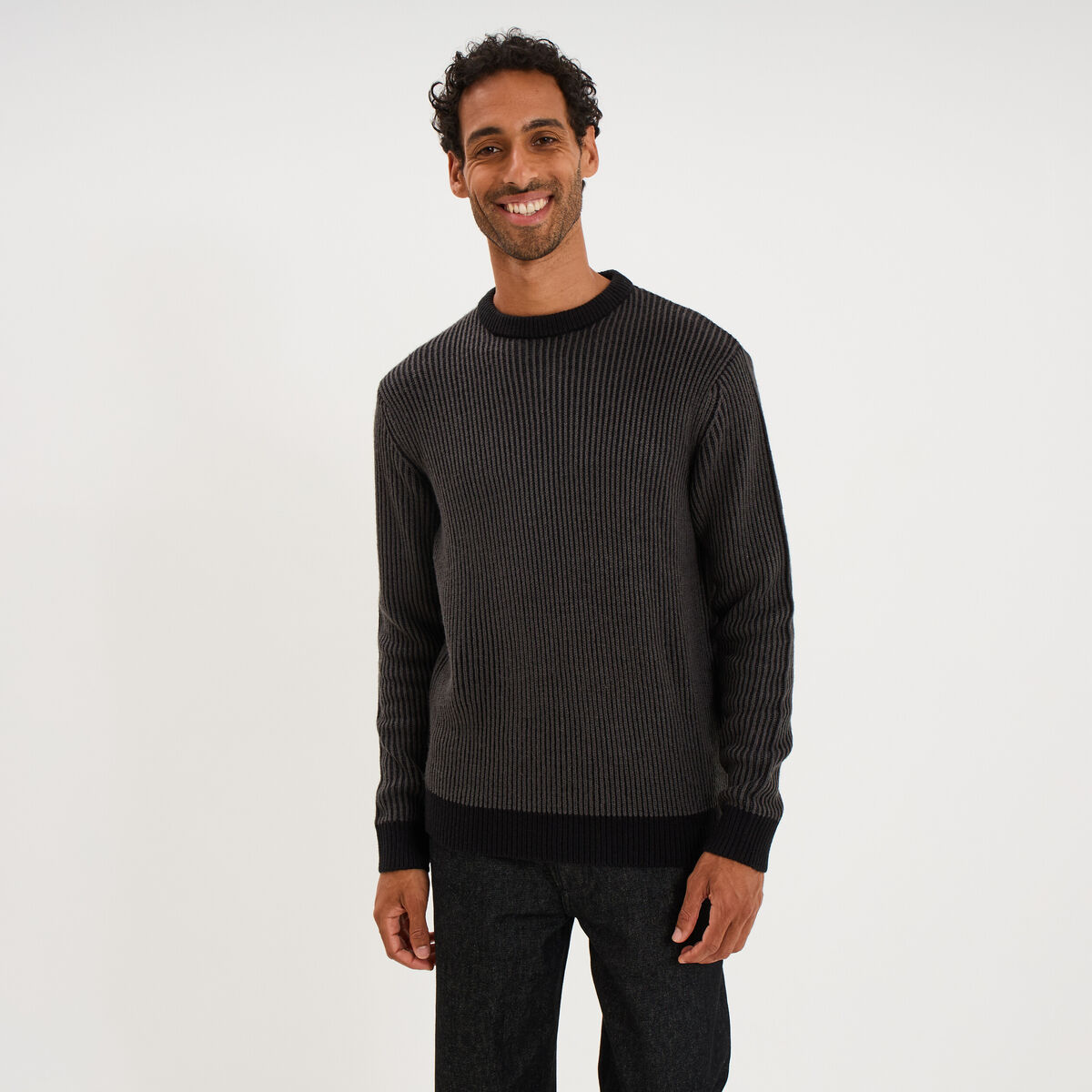 Pull c&ocirc;tel&eacute; col rond manches longues noir homme