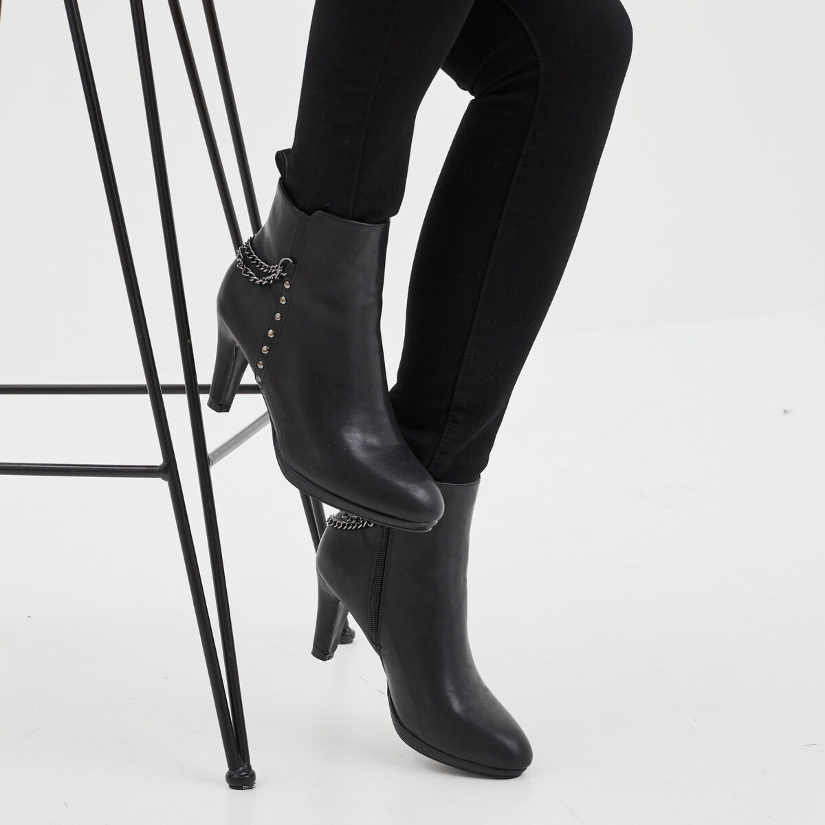 Bottines d&eacute;tails cha&icirc;nes &agrave; talons noir femme