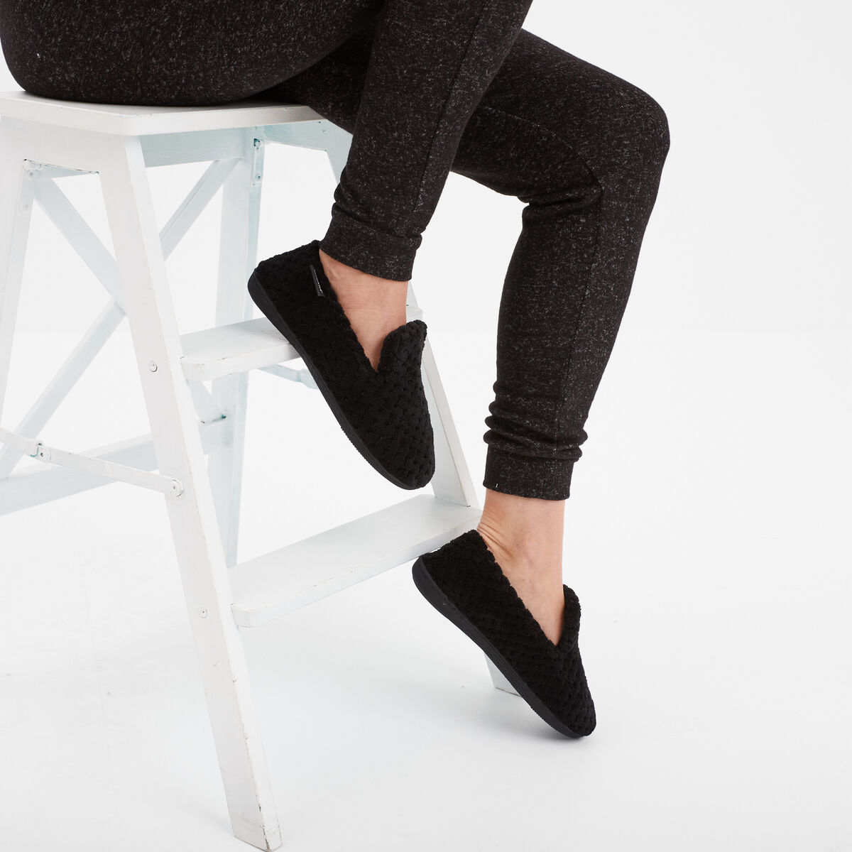 Pantoufles anti-d&eacute;rapantes fourr&eacute;es noir femme