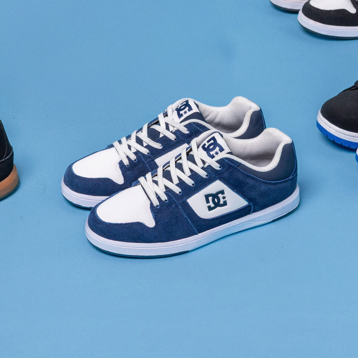 Tennis basses cuir &agrave; lacets bleu gar&ccedil;on