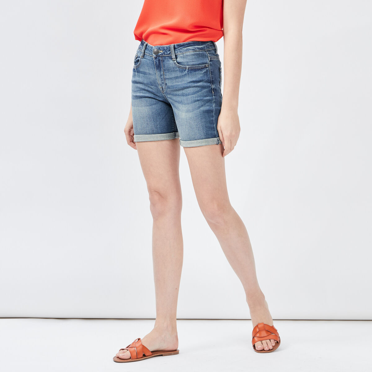 Short slim en jean d&eacute;lav&eacute; denim stone femme