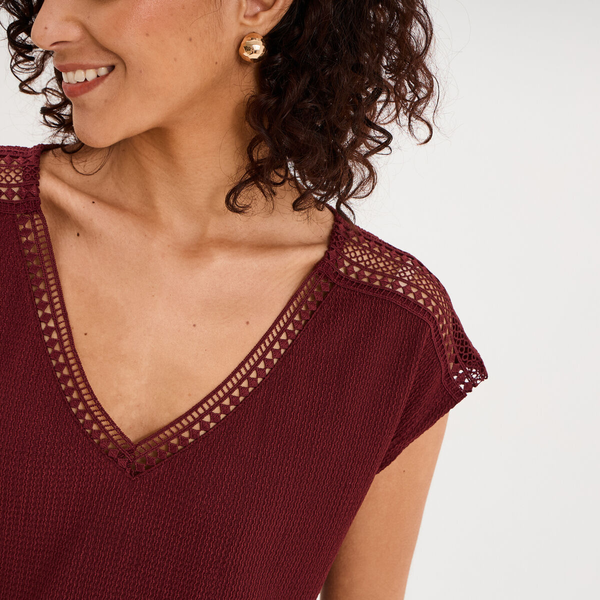 T-shirt col en V manches courtes bordeaux femme