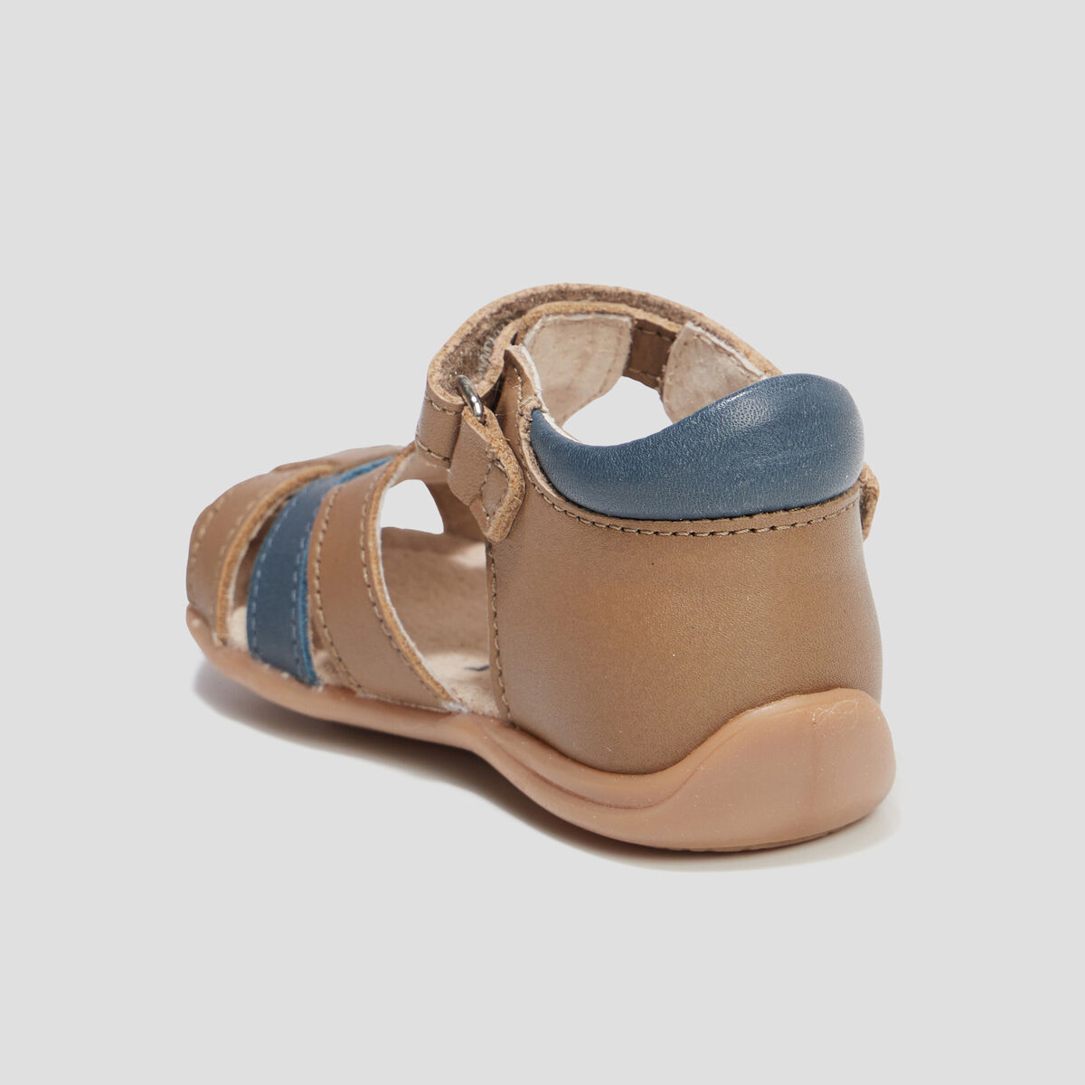 Sandales plates &agrave; scratchs en cuir camel b&eacute;b&eacute; gar&ccedil;on