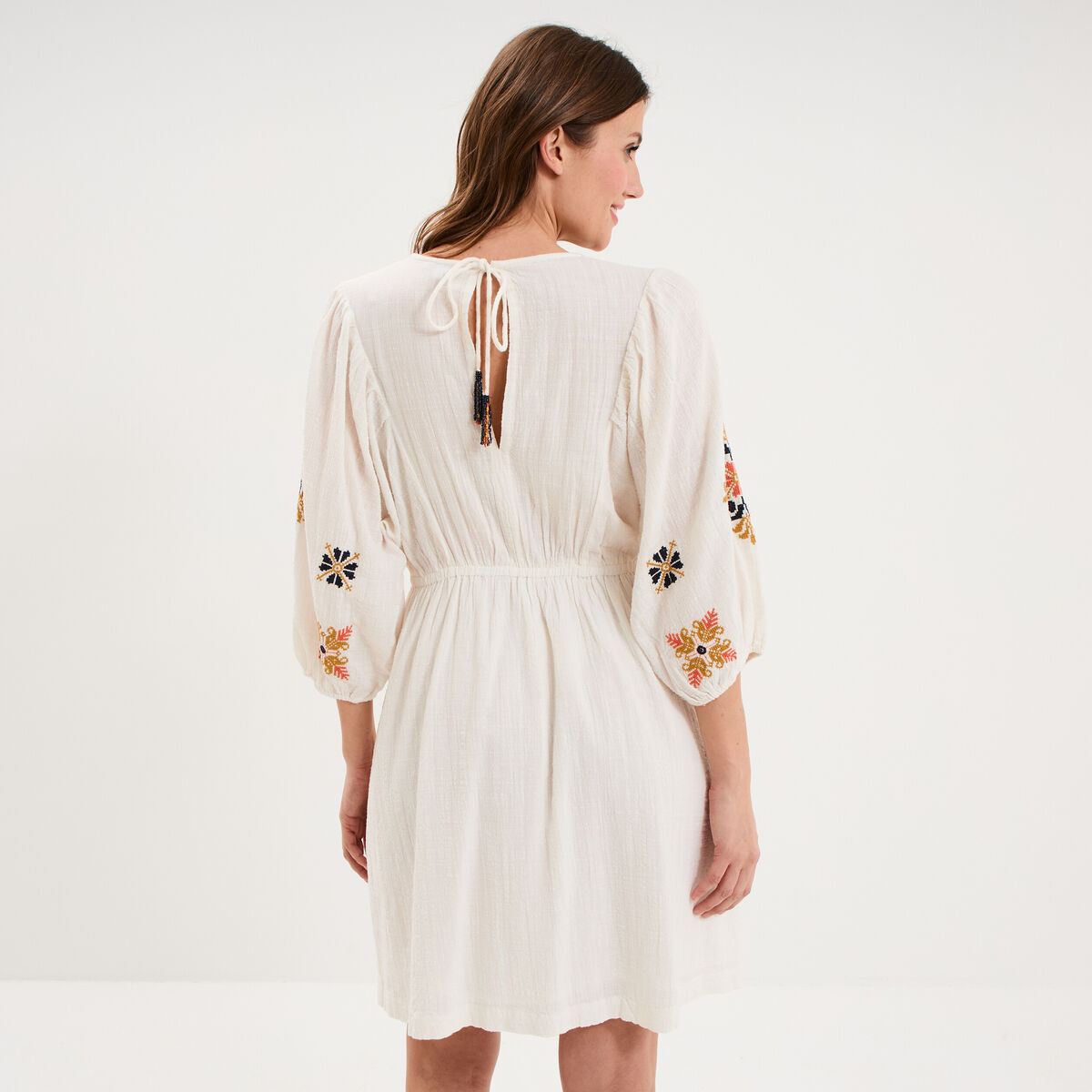 Robe courte brod&eacute;e taille &eacute;lastiqu&eacute;e ecru femme