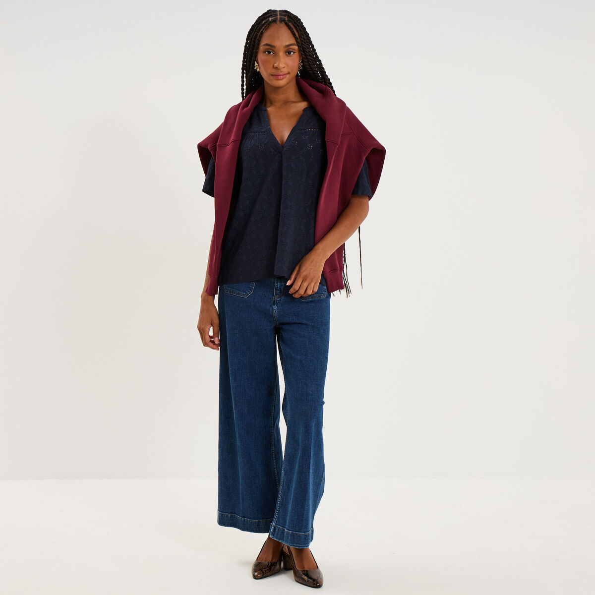Blouse broderie anglaise manches courtes bleu fonc&eacute; femme