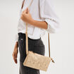 Sac pochette d&eacute;tails ajour&eacute;s couleur or femme