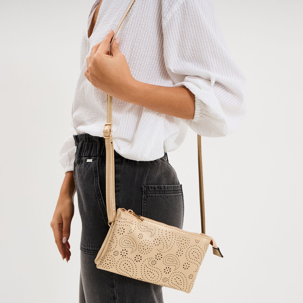 Sac pochette d&eacute;tails ajour&eacute;s couleur or femme