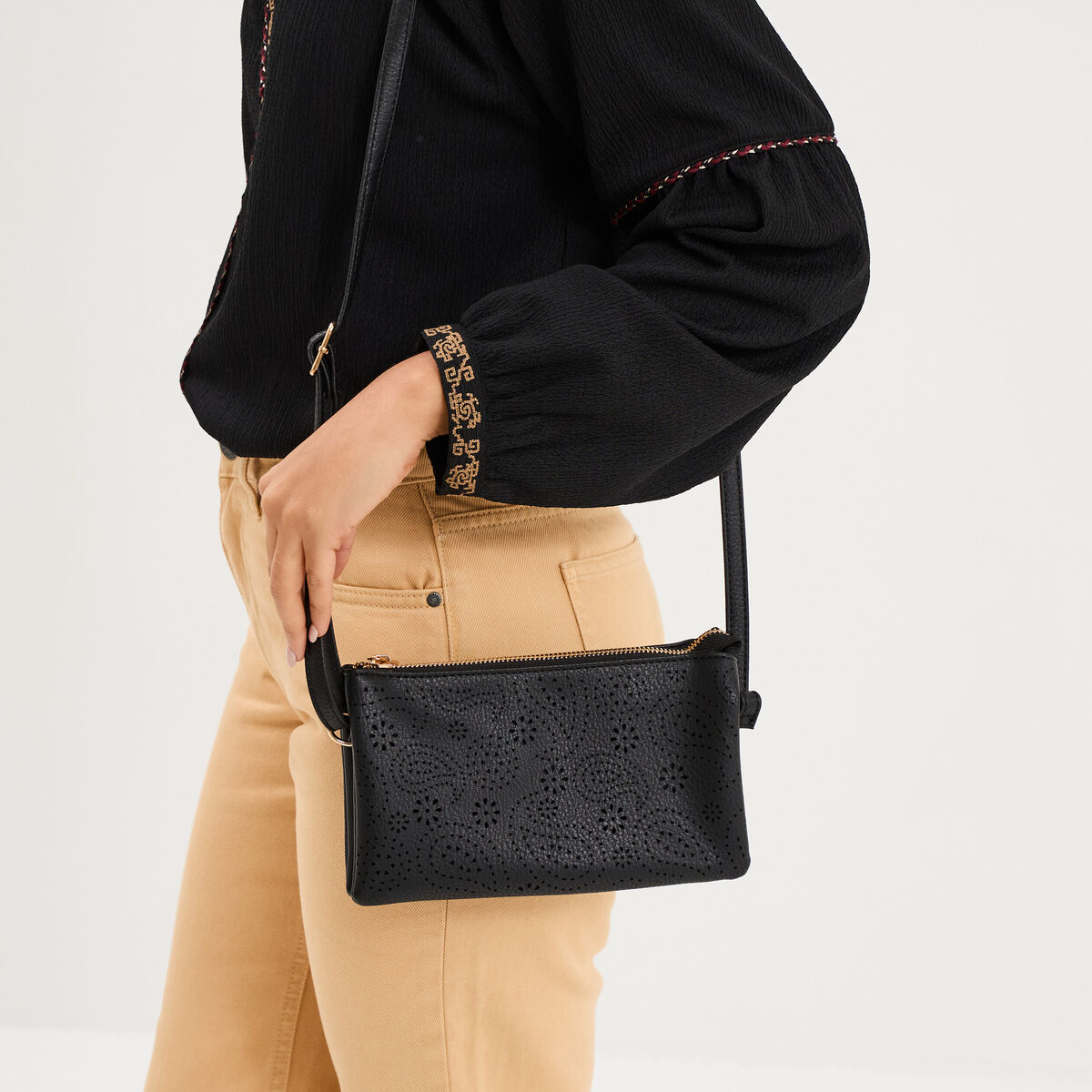 Sac pochette d&eacute;tails ajour&eacute;s noir femme