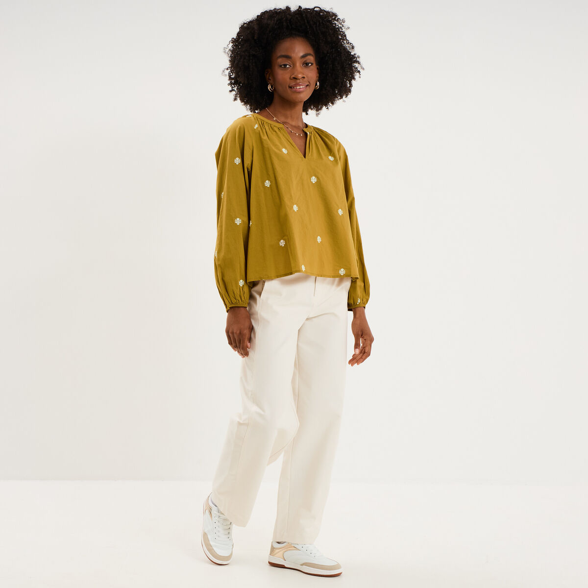 Blouse brod&eacute;e col tunisien coton vert olive femme