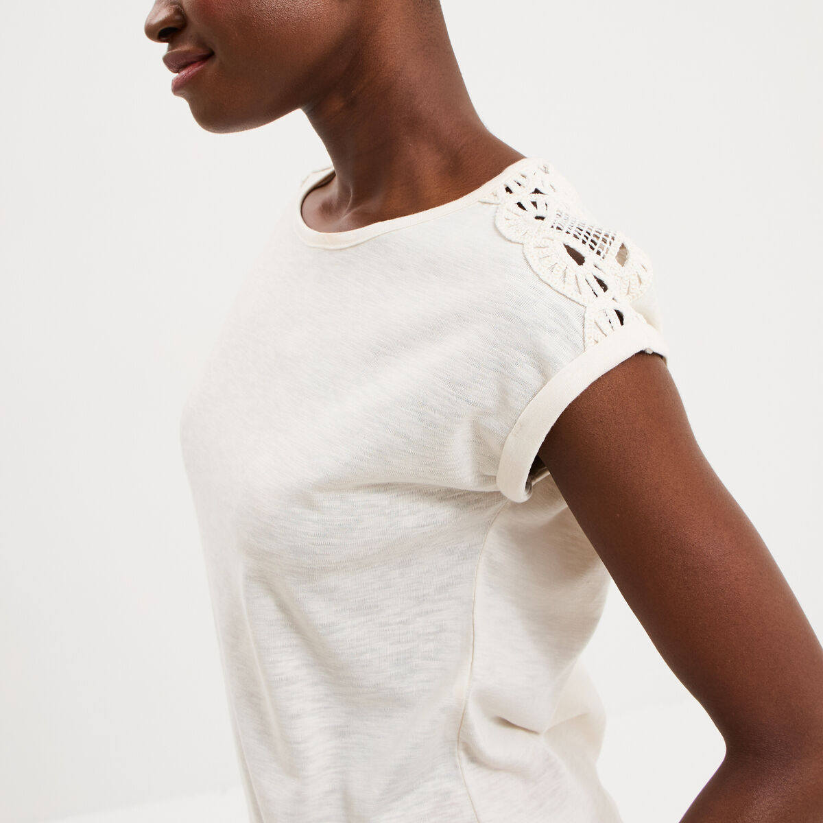 T-shirt avec broderie &eacute;paules ecru femme