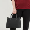 Sac à main à relief noir femme