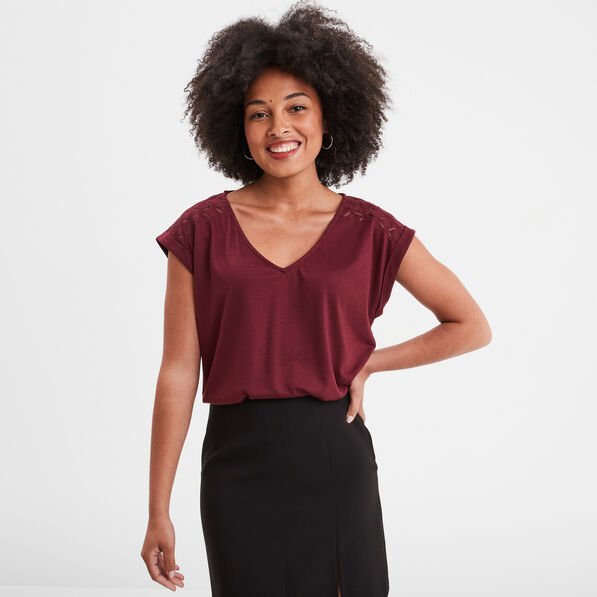 T-shirt col en V dentelle épaules et dos bordeaux femme