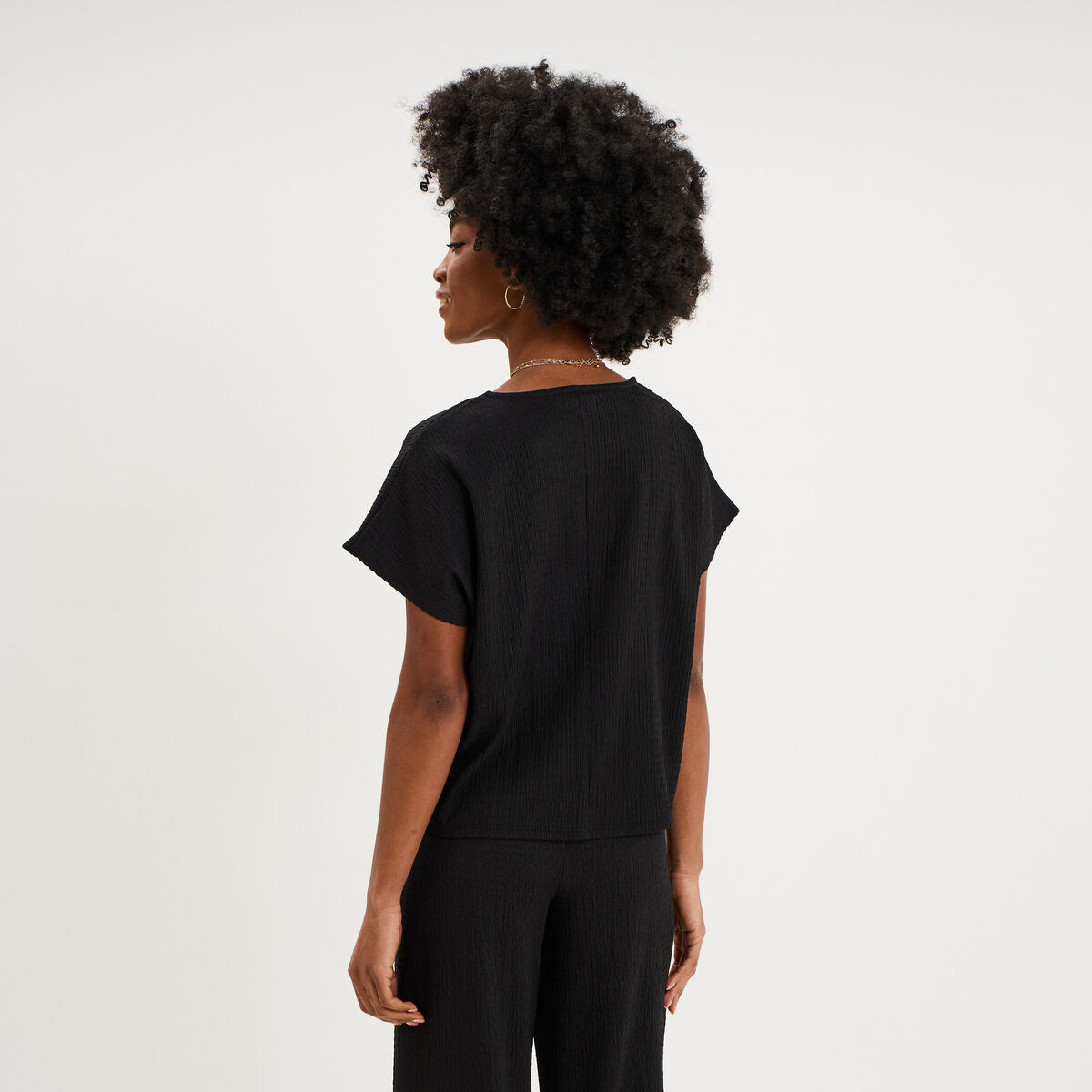 T-shirt gaufr&eacute; col rond manches courtes noir femme