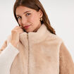 Gilet fausse fourrure col montant zipp&eacute; beige femme grande taille