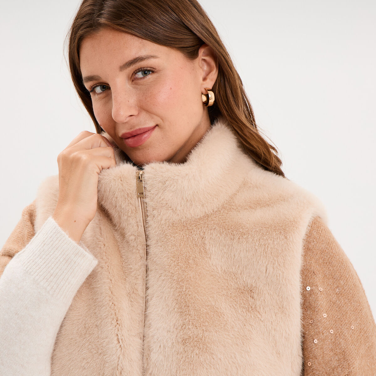 Gilet fausse fourrure col montant zipp&eacute; beige femme grande taille