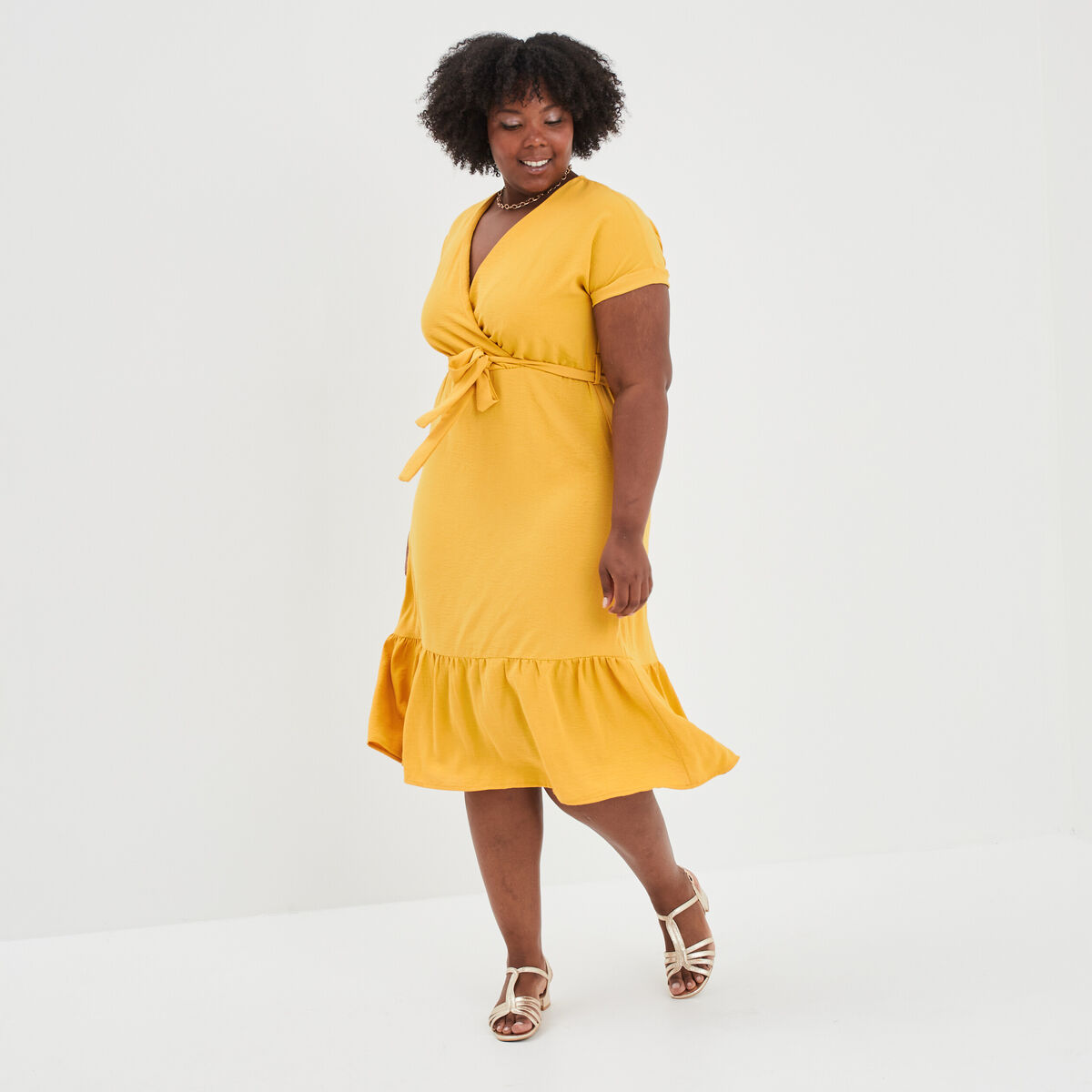 Robe cache-coeur évasée ceinturée jaune moutarde femme grande taille