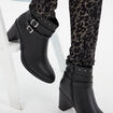 Bottines à talons et détails cloutés noir femme