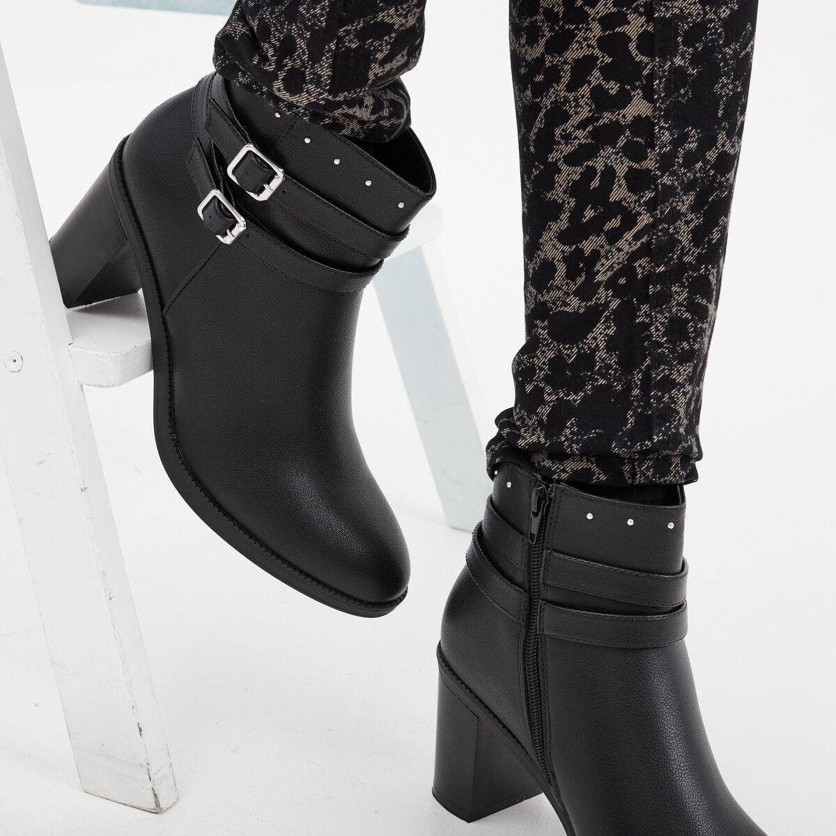 Bottines à talons et détails cloutés noir femme