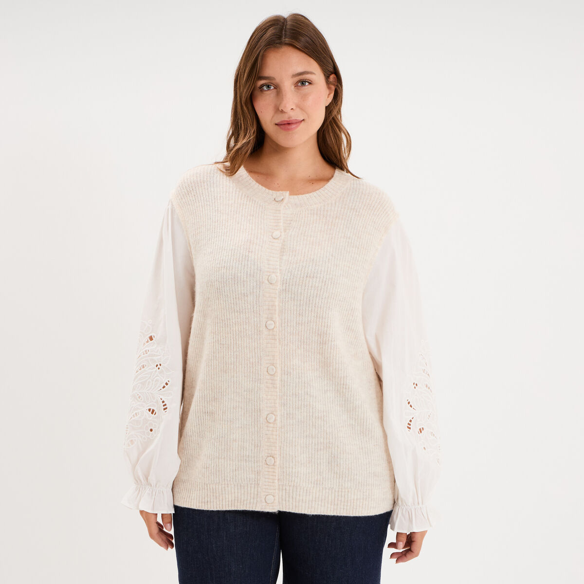 Gilet effet 2-en-1 manches brod&eacute;es beige femme grande taille