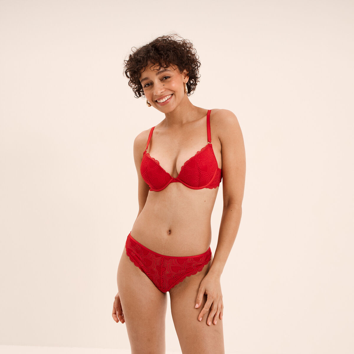 Tanga en dentelle rouge femme