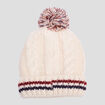 Bonnet tricoté avec pompon et torsades sable garçon