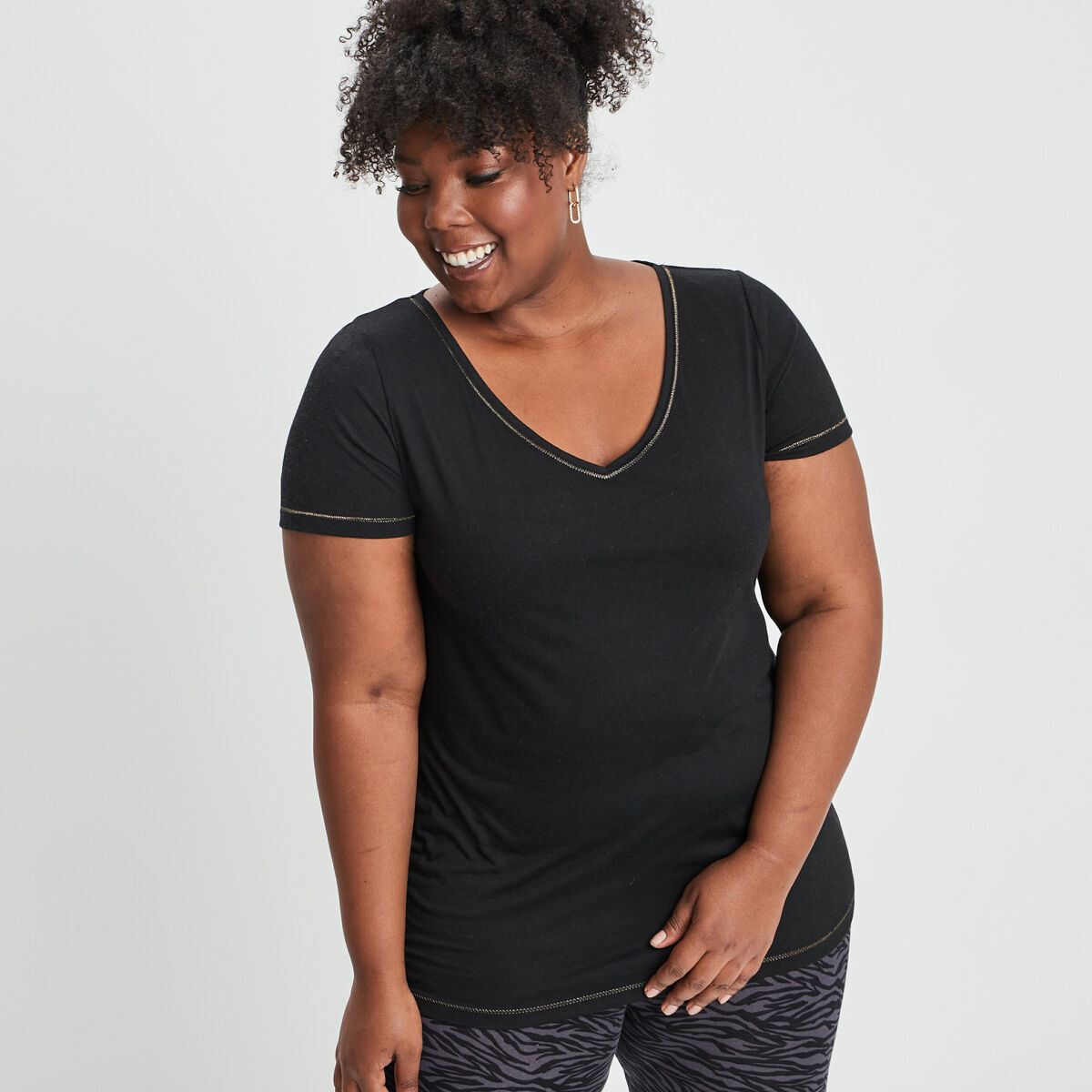 T-shirt manches courtes col V noir femme grande taille