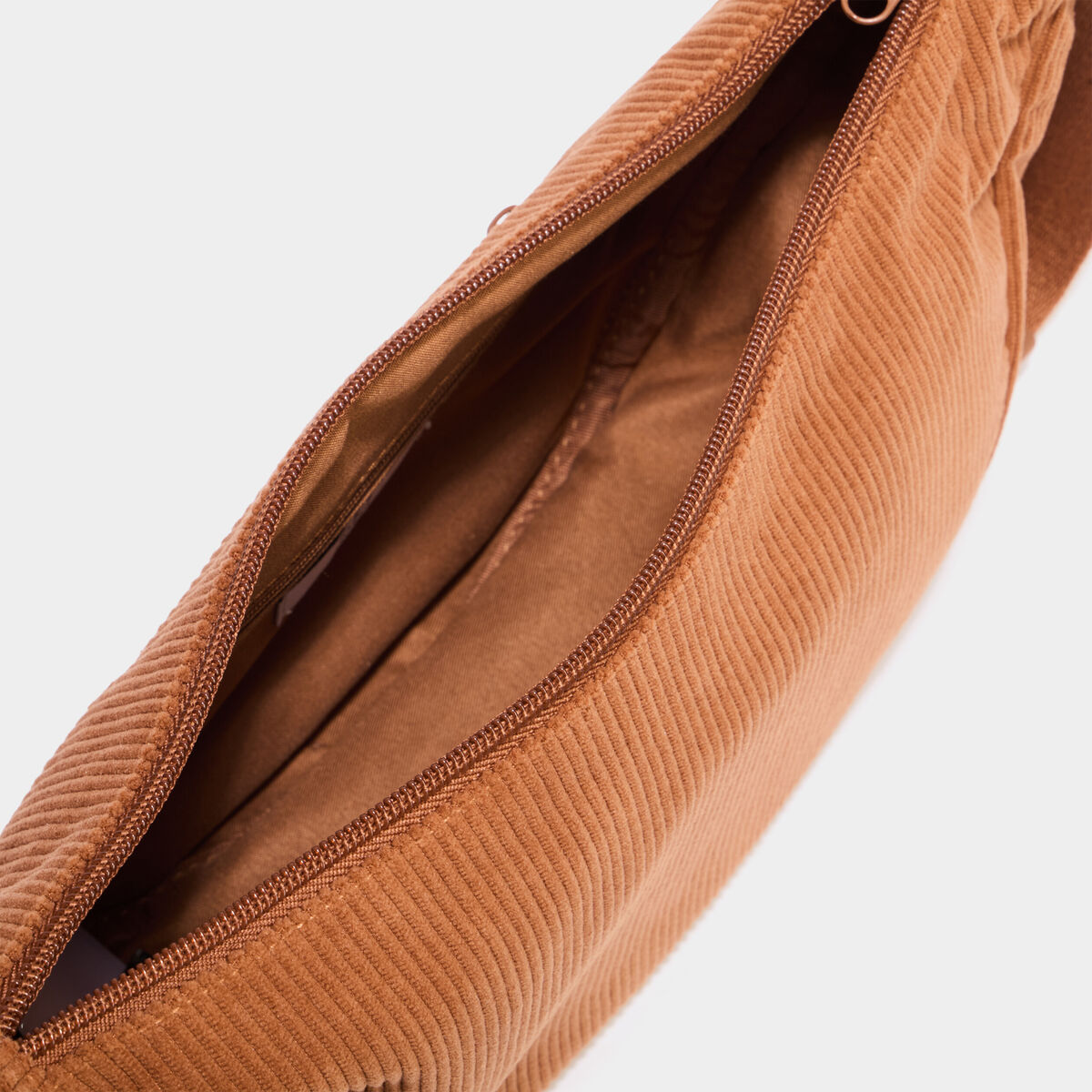 Sac banane effet velours c&ocirc;tel&eacute; camel femme