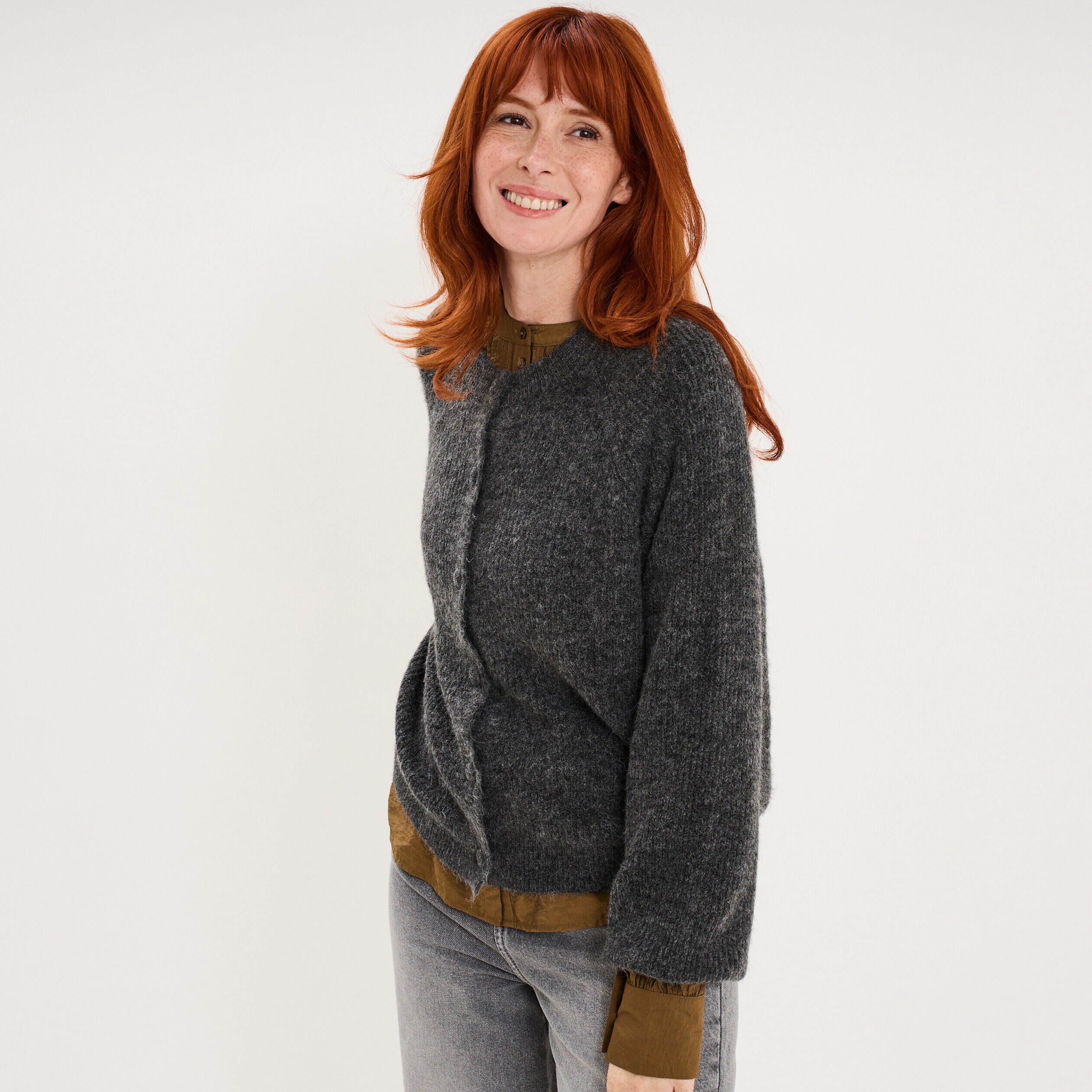 Gilet cardigan col rond boutonné gris foncé femme
