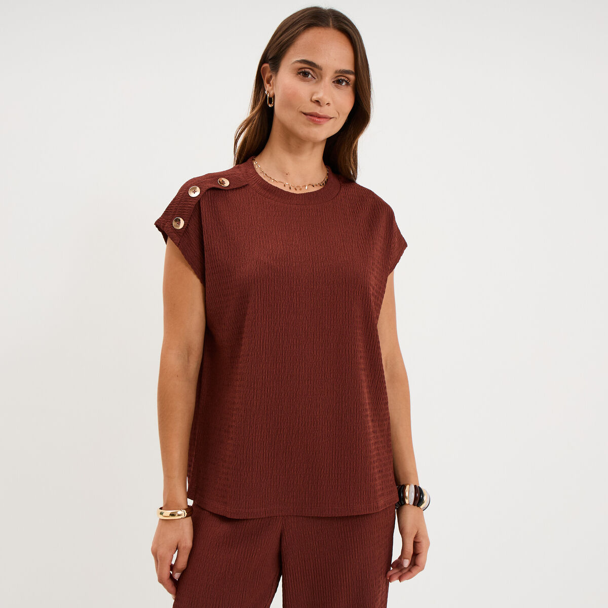 T-shirt gaufr&eacute; col rond avec boutons bordeaux femme