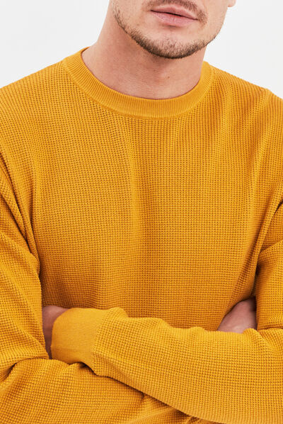 Pull avec col rond à relief jaune moutarde homme