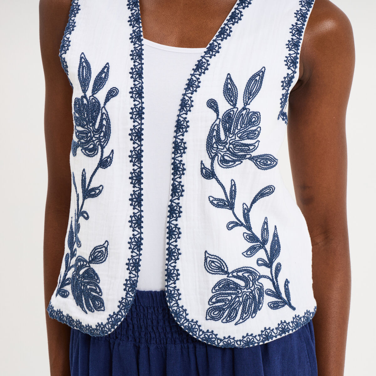 Gilet sans manches brod&eacute; gaze de coton blanc femme