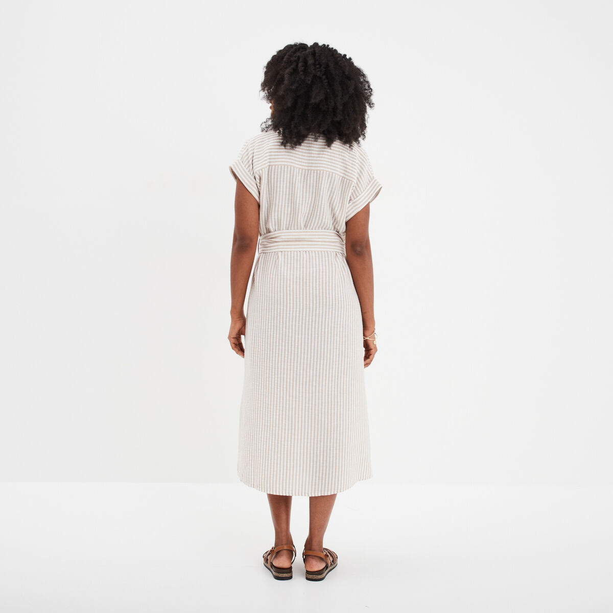 Robe chemise longueur genou ceinturée beige femme