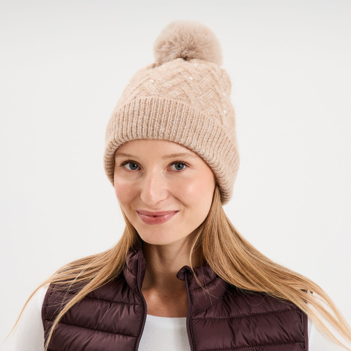 Bonnet tricot &agrave; pompon et perles beige femme