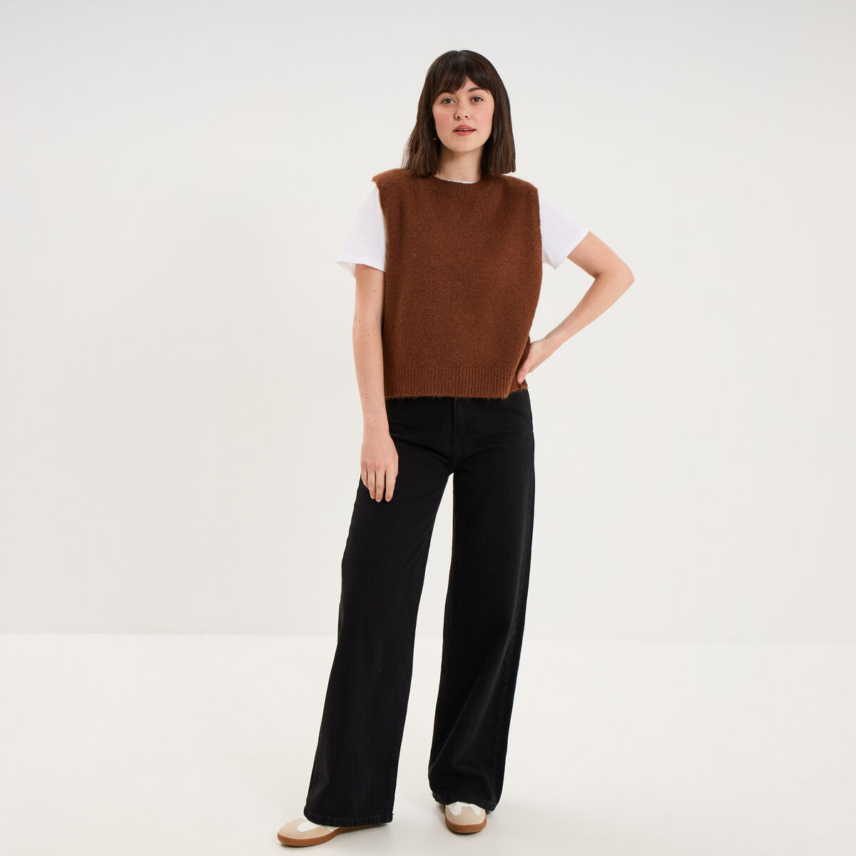 Pull col rond sans manches &agrave; boutons marron fonc&eacute; femme
