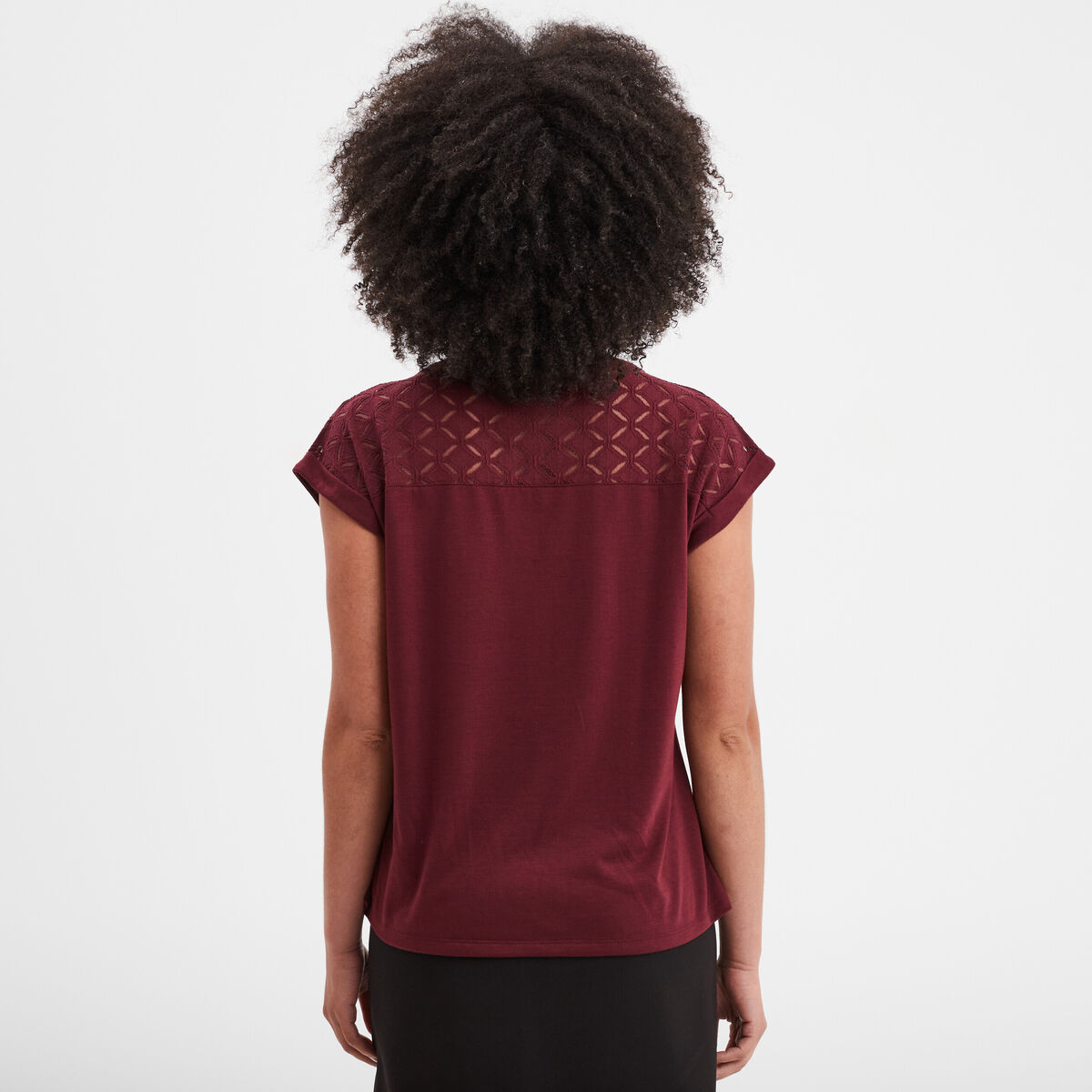 T-shirt col en V dentelle épaules et dos bordeaux femme