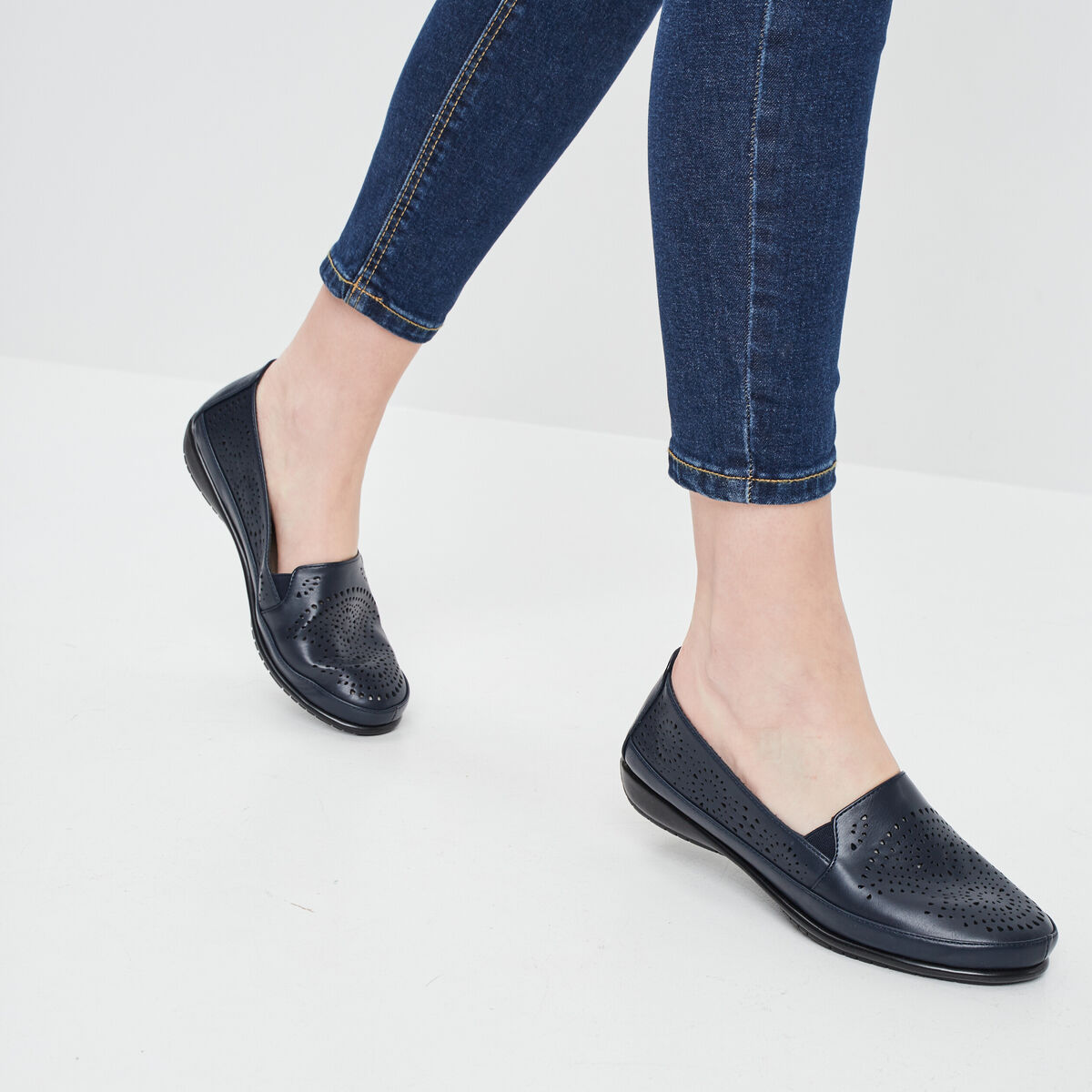 Mocassins perfor&eacute;es bleu marine femme