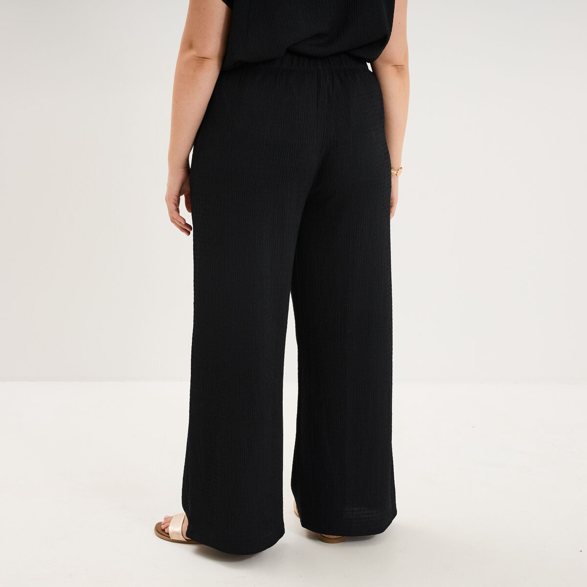 Pantalon effet gaufr&eacute; fluide noir femme grande taille