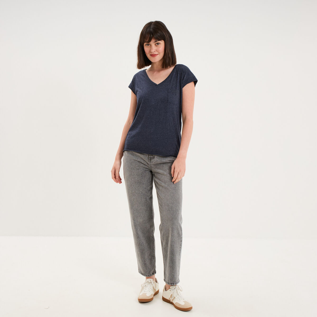 T-shirt col v poche poitrine bleu marine femme