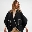 Poncho avec liser&eacute;s contrast&eacute;s noir femme