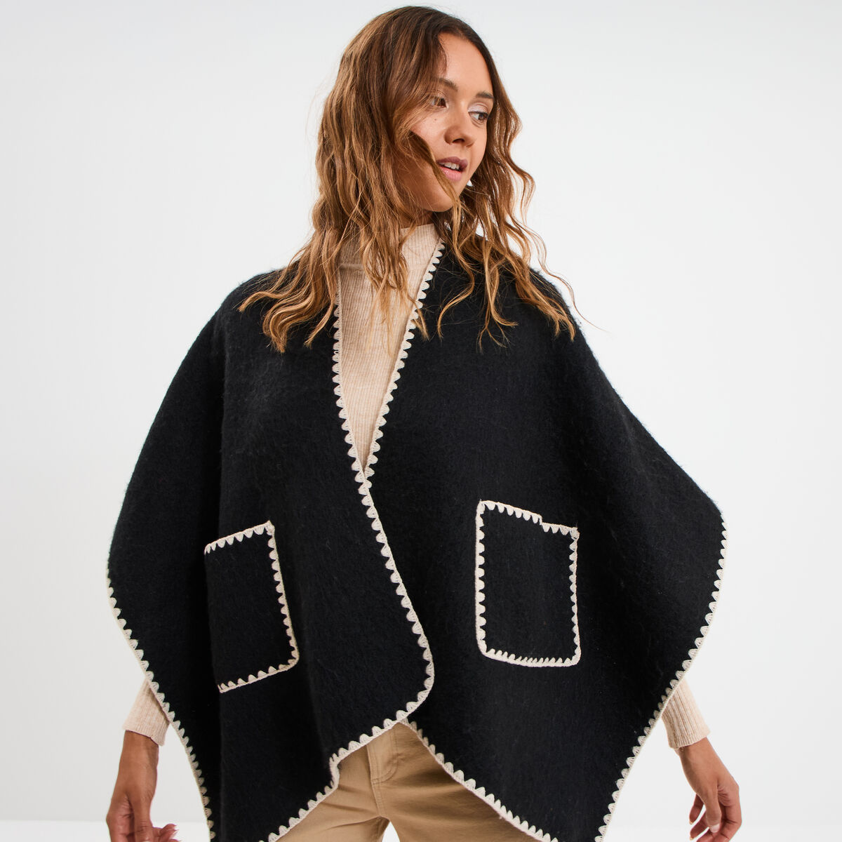 Poncho avec liser&eacute;s contrast&eacute;s noir femme