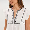 Blouse brod&eacute;e &agrave; volants coton blanc femme