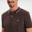Polo manches courtes bords contrastés marron foncé homme