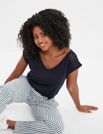 T-shirt col en V dentelle épaules et dos bleu foncé femme