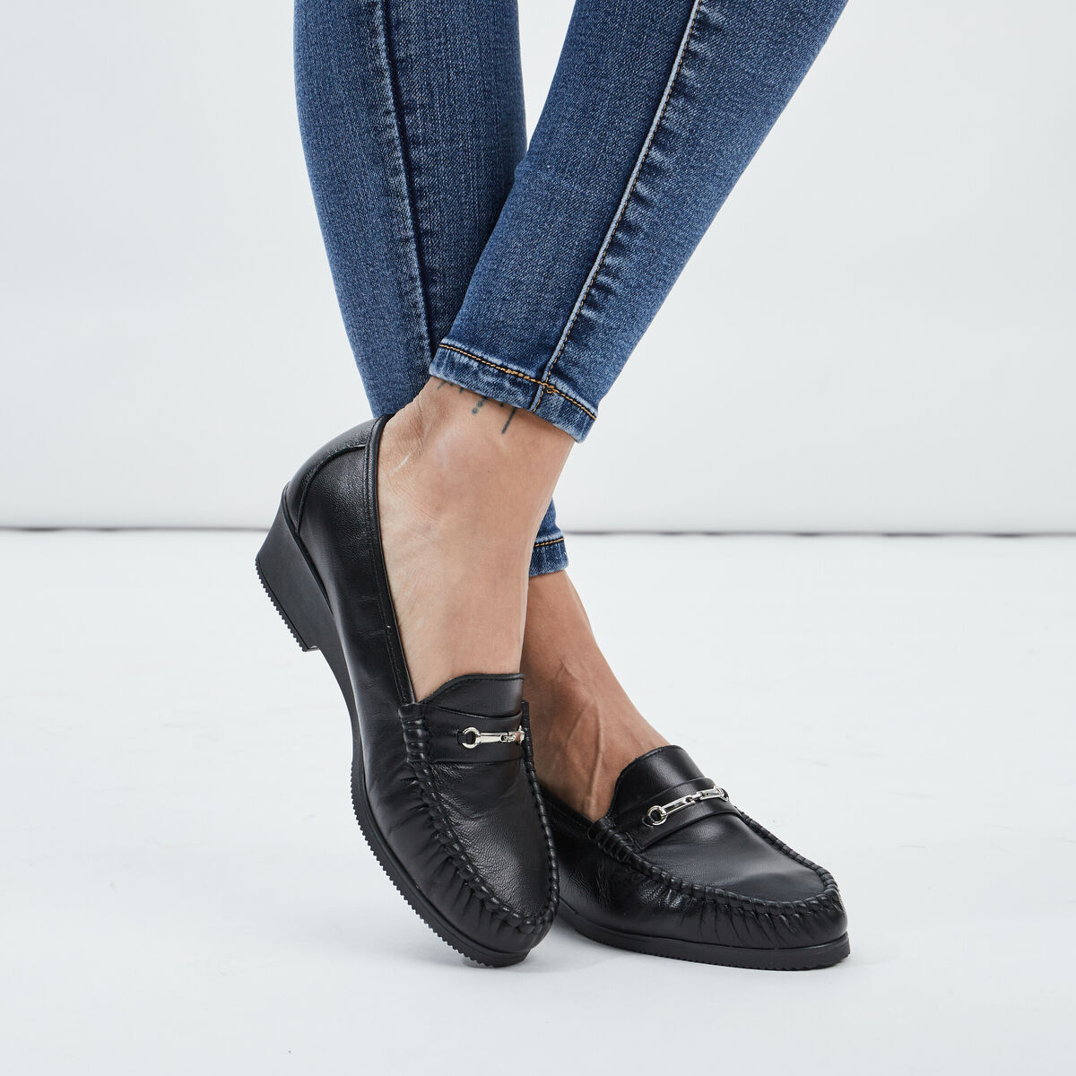 Mocassins en cuir compens&eacute;s pied large noir femme