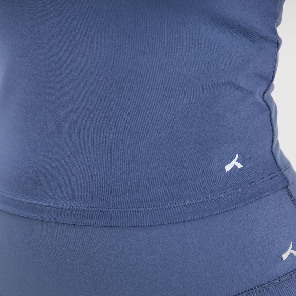 T-shirt de sport court ajust&eacute; bleu fonc&eacute; femme