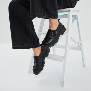 Derbies crantées avec boucle Liberto noir femme